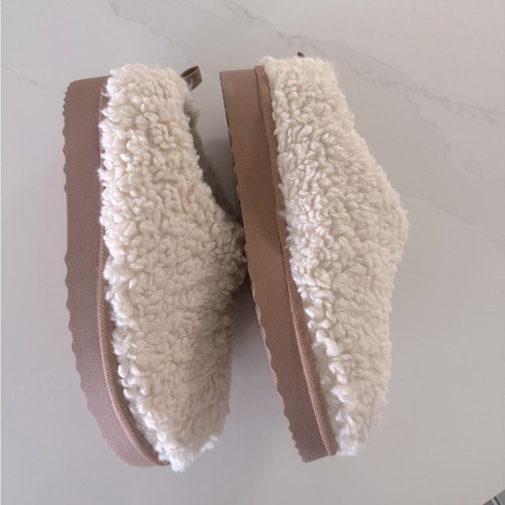 Slippers - Picture 3 of 5